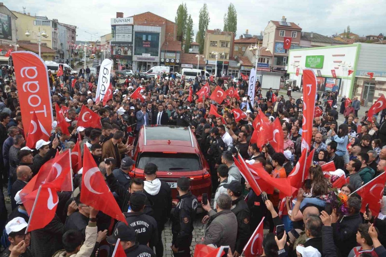 Yağmurun altında saatlerce TOGG’u beklediler