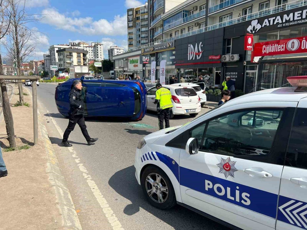 Tuzla’da park halindeki araçlara çarpan otomobil yan yattı: 2 yaralı