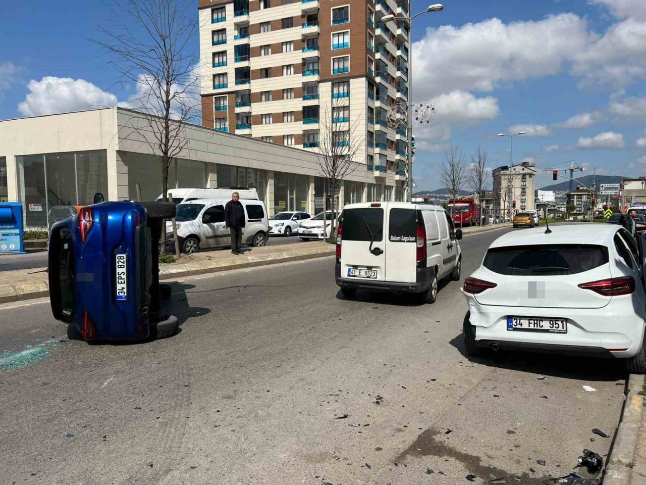 Tuzla’da park halindeki araçlara çarpan otomobil yan yattı: 2 yaralı