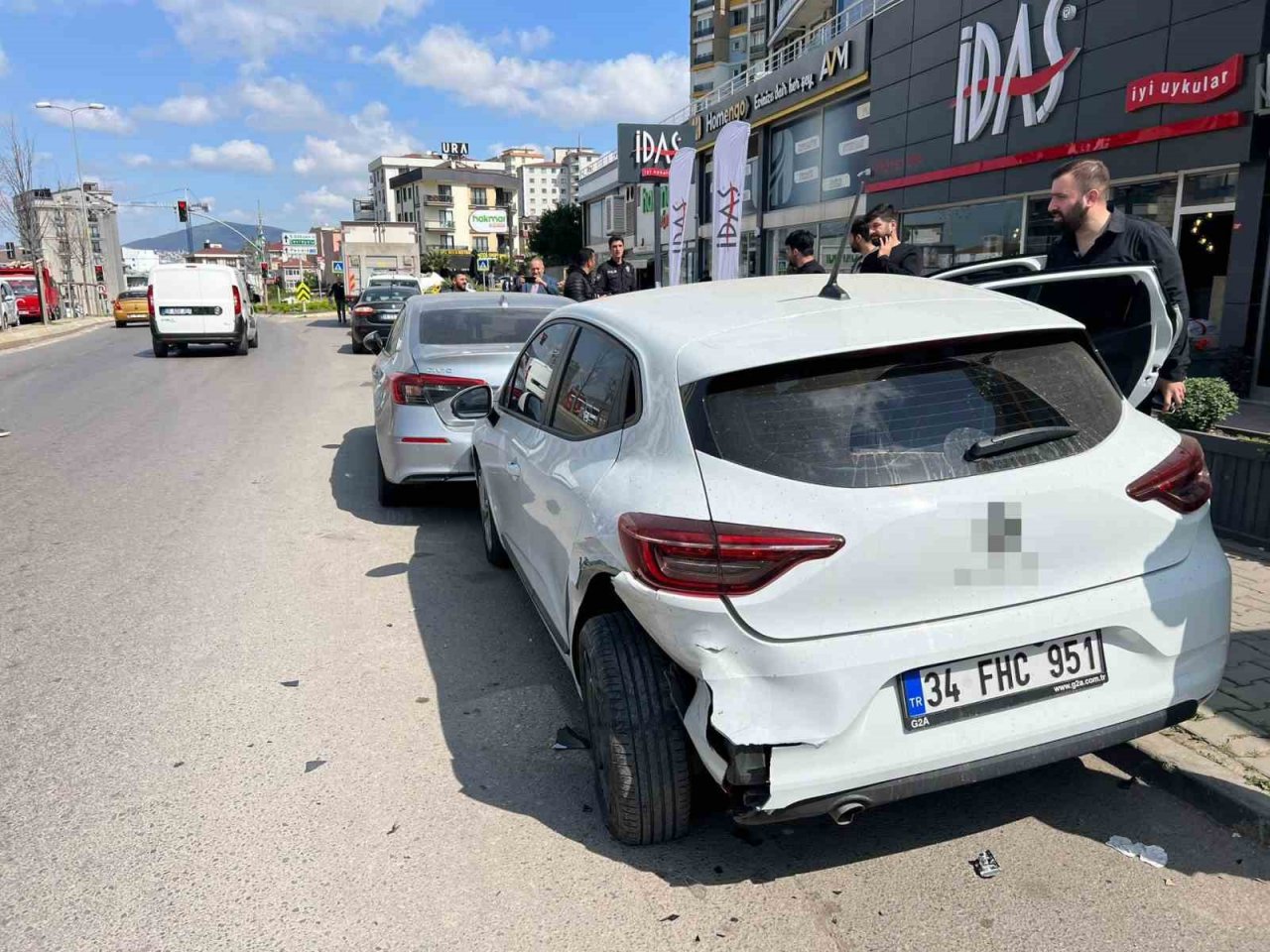 Tuzla’da park halindeki araçlara çarpan otomobil yan yattı: 2 yaralı