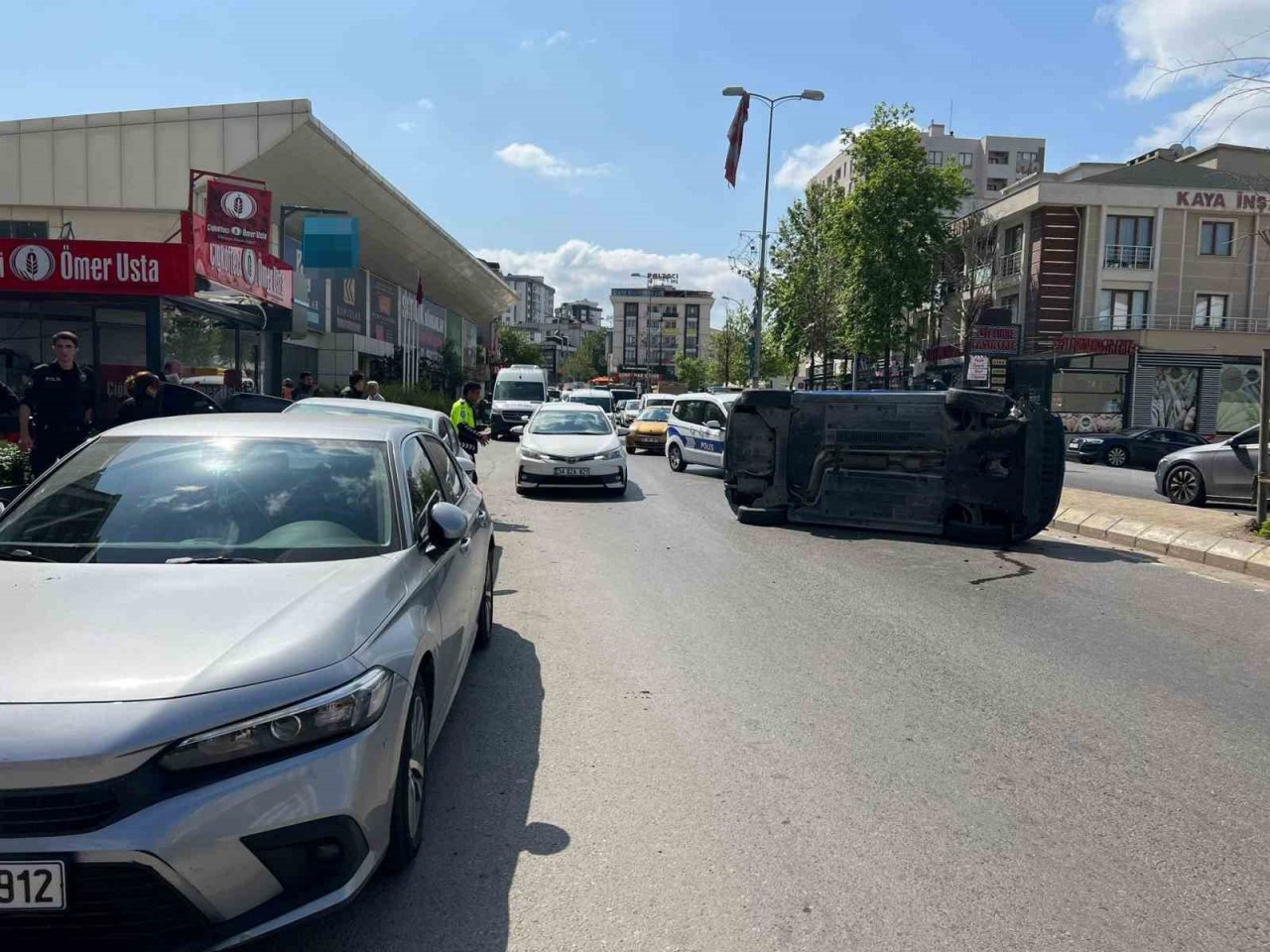 Tuzla’da park halindeki araçlara çarpan otomobil yan yattı: 2 yaralı