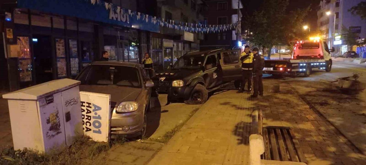 Alkollü şahıs önce saksıya sonra park halindeki araca çarpıp kaçtı