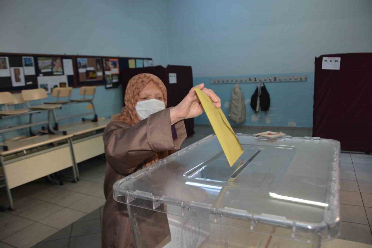 Balıkesir’de sandığa ilk gidenler yaşlılar oldu
