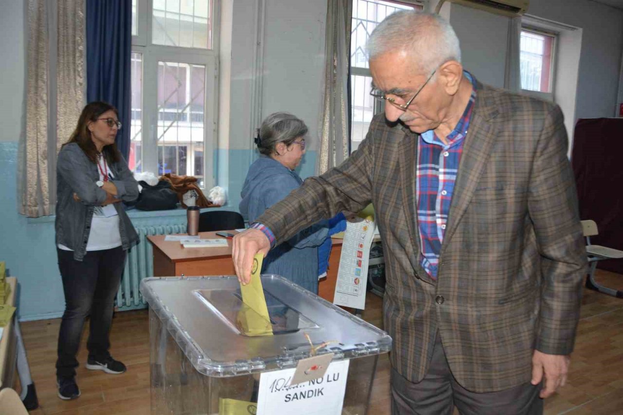 Balıkesir’de sandığa ilk gidenler yaşlılar oldu