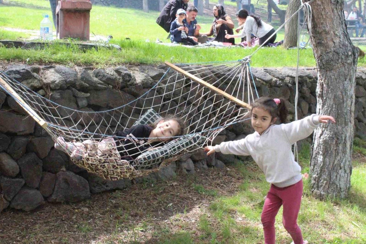 Afyonkarahisar’da oylarını kullananlar piknik alanlarına koştu