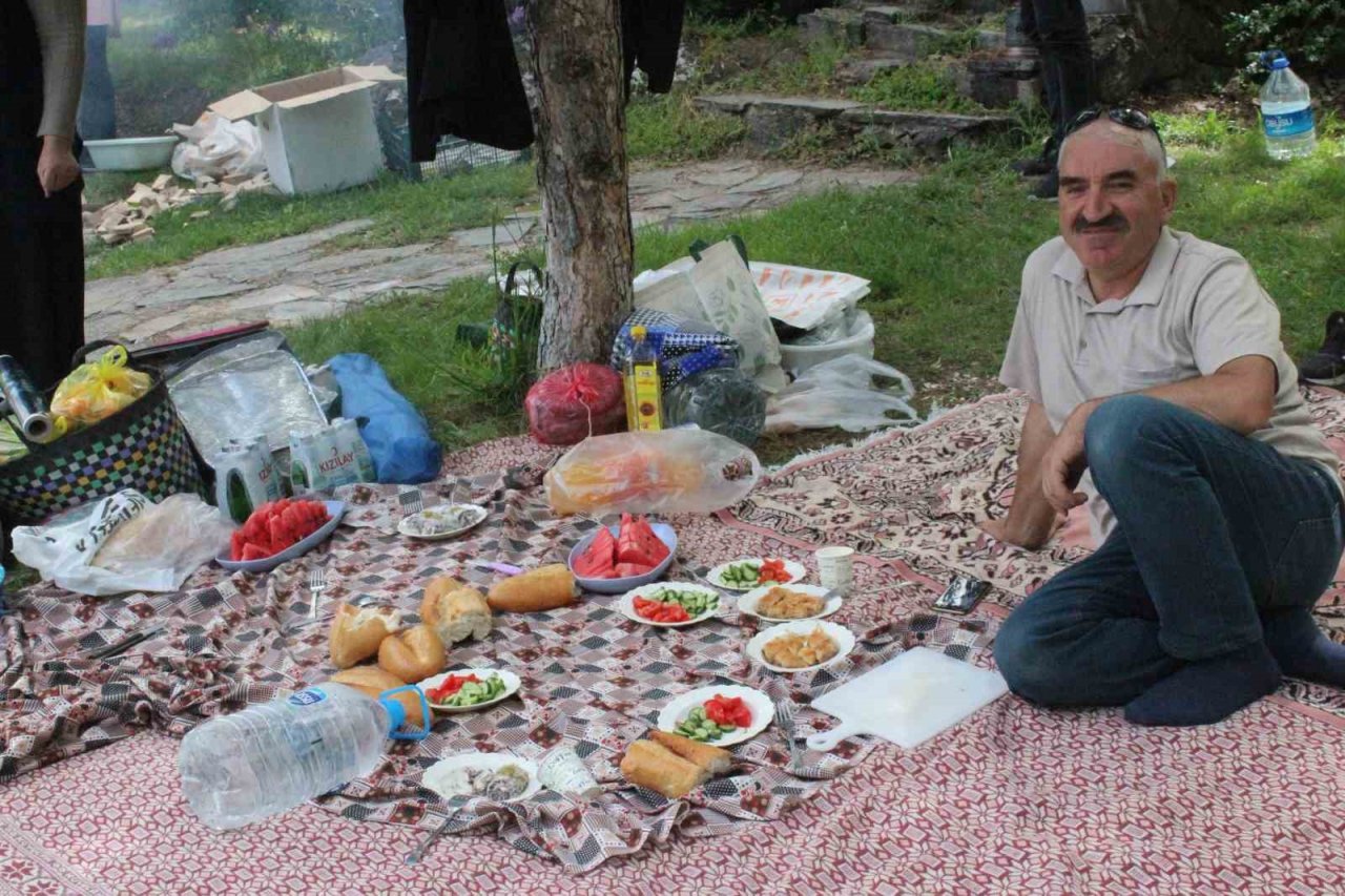 Afyonkarahisar’da oylarını kullananlar piknik alanlarına koştu
