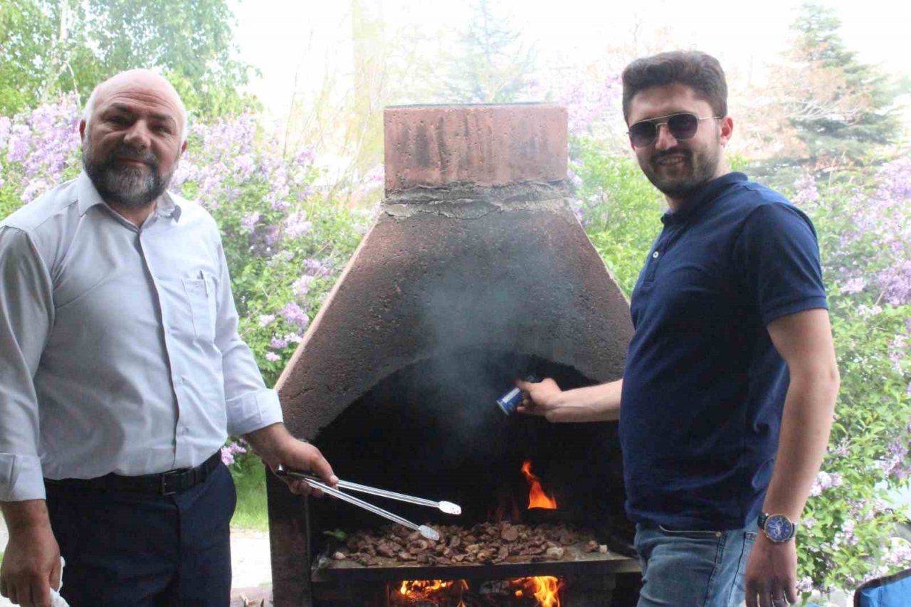 Afyonkarahisar’da oylarını kullananlar piknik alanlarına koştu