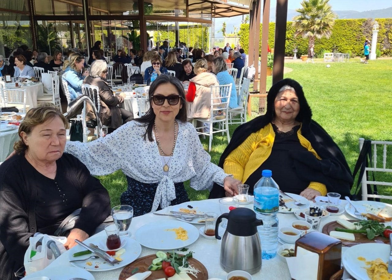 Anneler gününde huzurevinde kalan yaşlılar unutulmadı