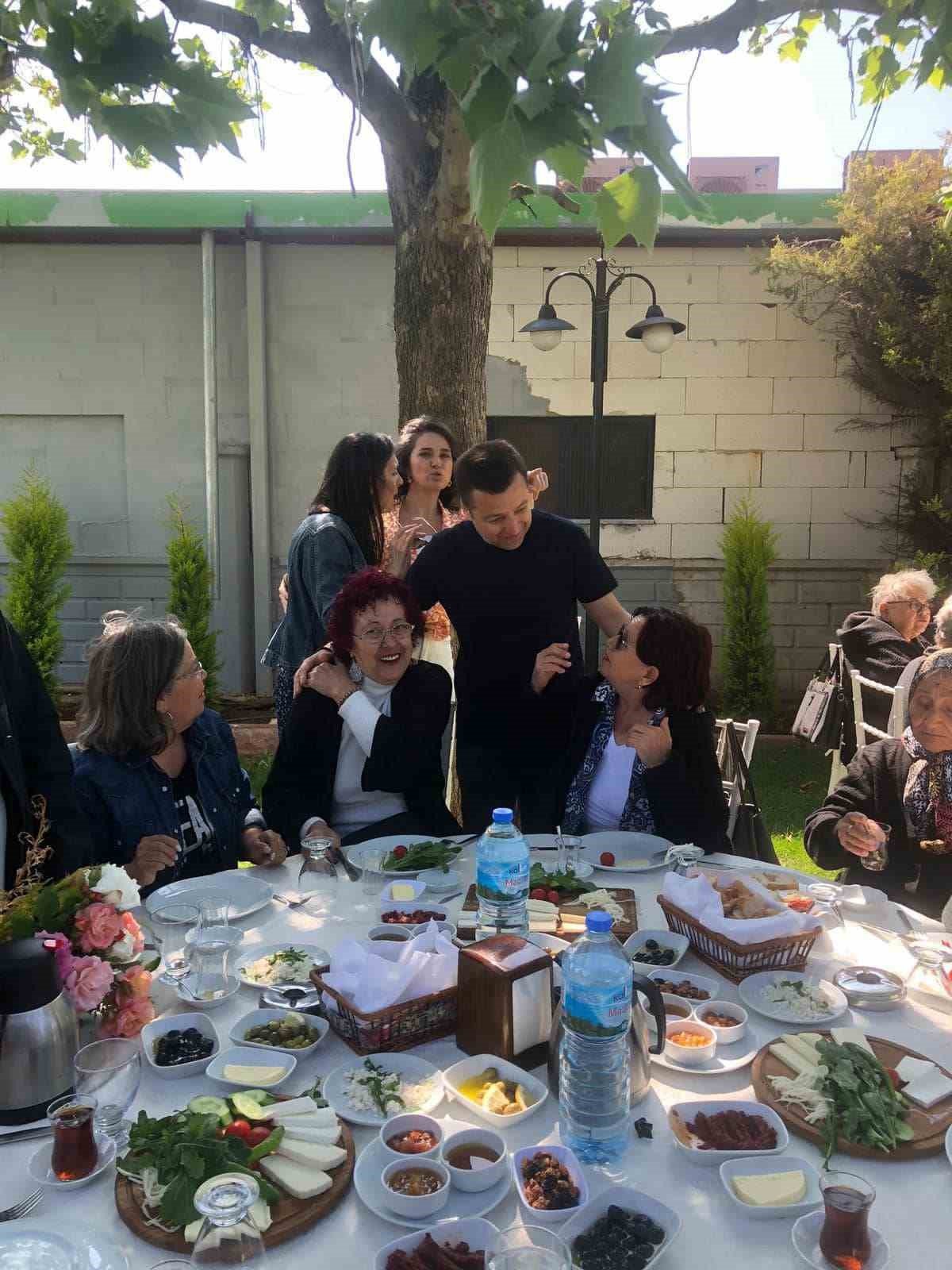 Anneler gününde huzurevinde kalan yaşlılar unutulmadı