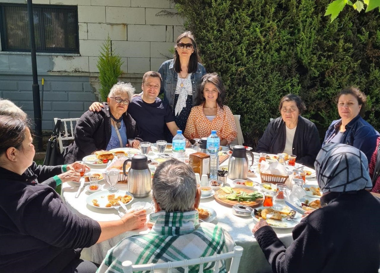 Anneler gününde huzurevinde kalan yaşlılar unutulmadı