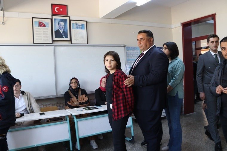 Milletvekili Kaya, ailesiyle oyunu kullandı