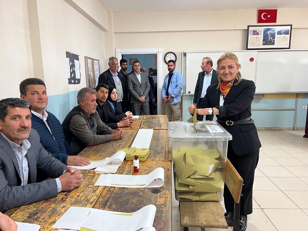 Öncü, Hınıs’ta oy kullandı