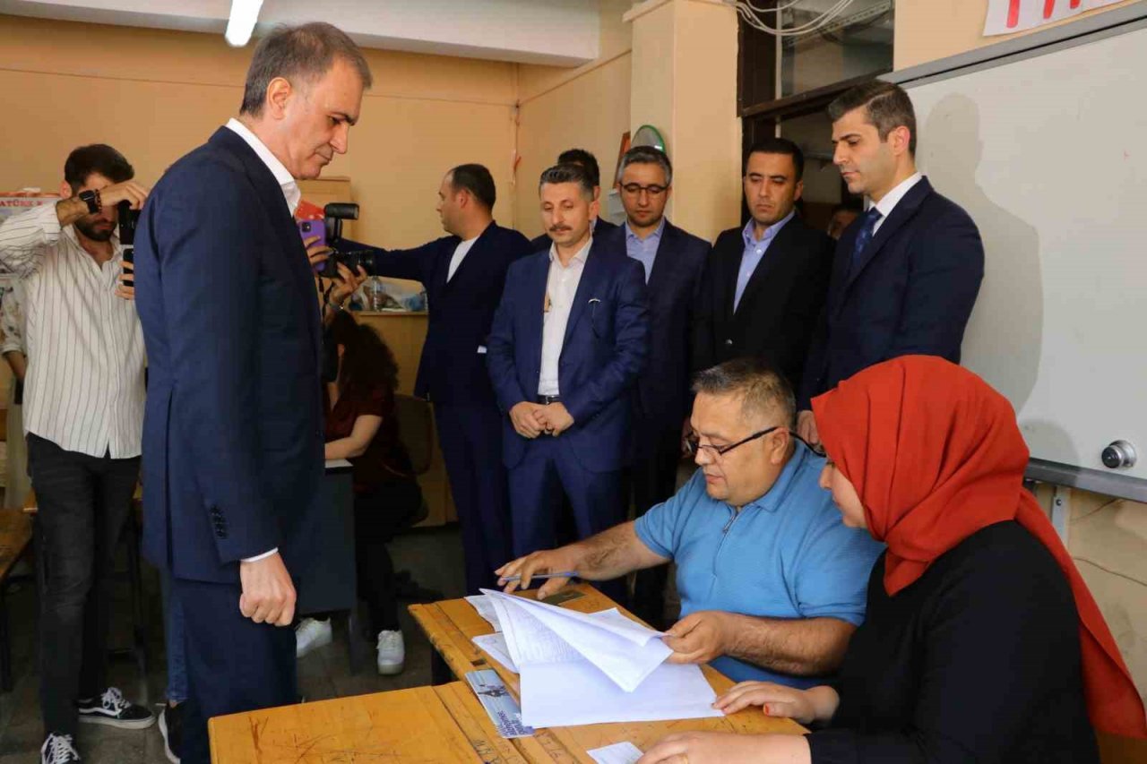 Ömer Çelik, Togg ile gelip oyunu kullandı