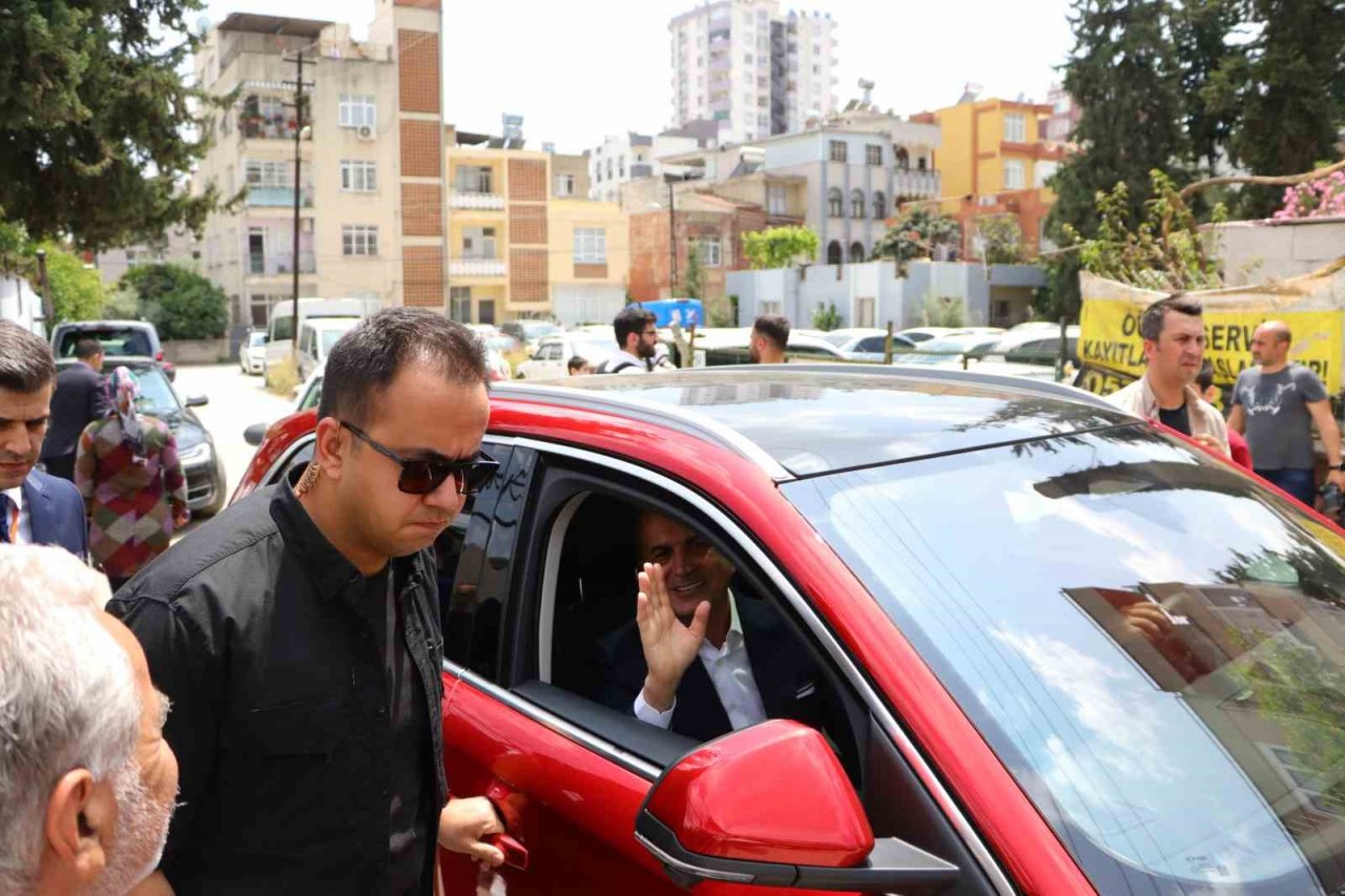 Ömer Çelik, Togg ile gelip oyunu kullandı