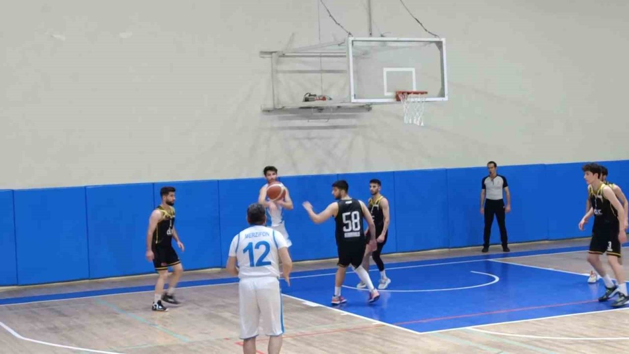 Belediye başkanı basketbol takımında