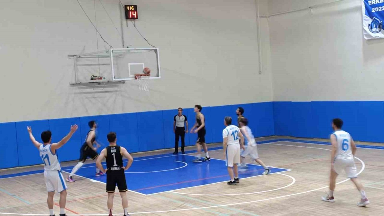 Belediye başkanı basketbol takımında