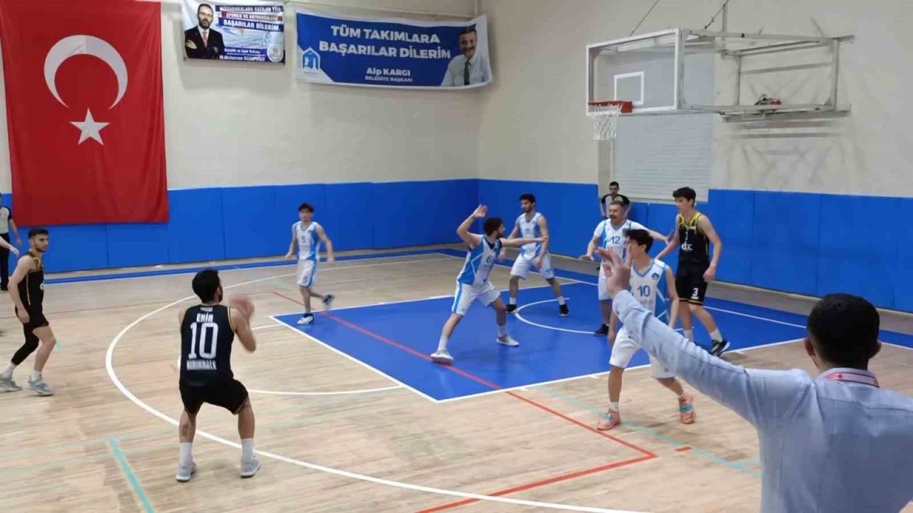 Belediye başkanı basketbol takımında