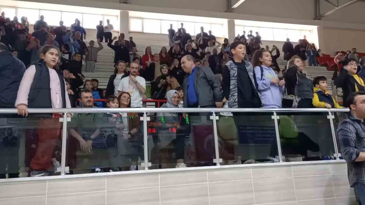 Belediye başkanı basketbol takımında