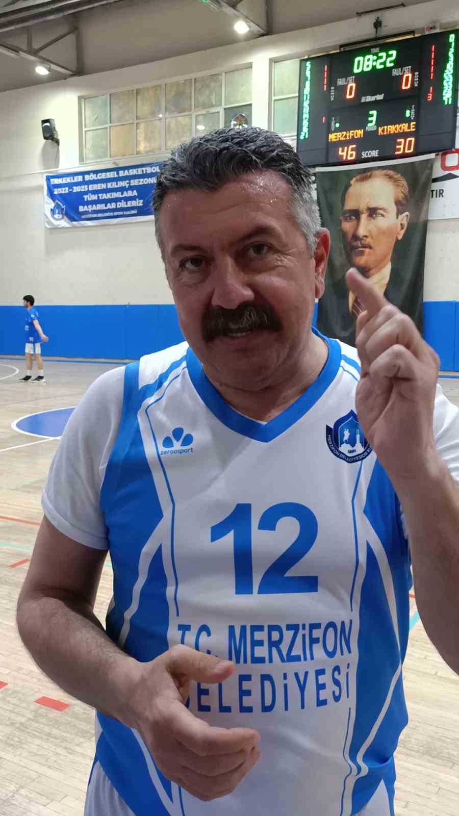 Belediye başkanı basketbol takımında