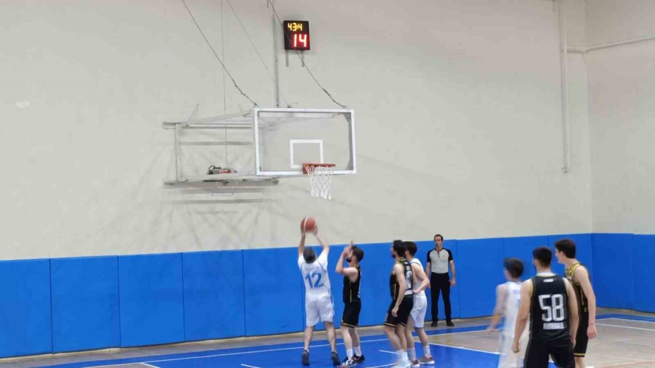 Belediye başkanı basketbol takımında