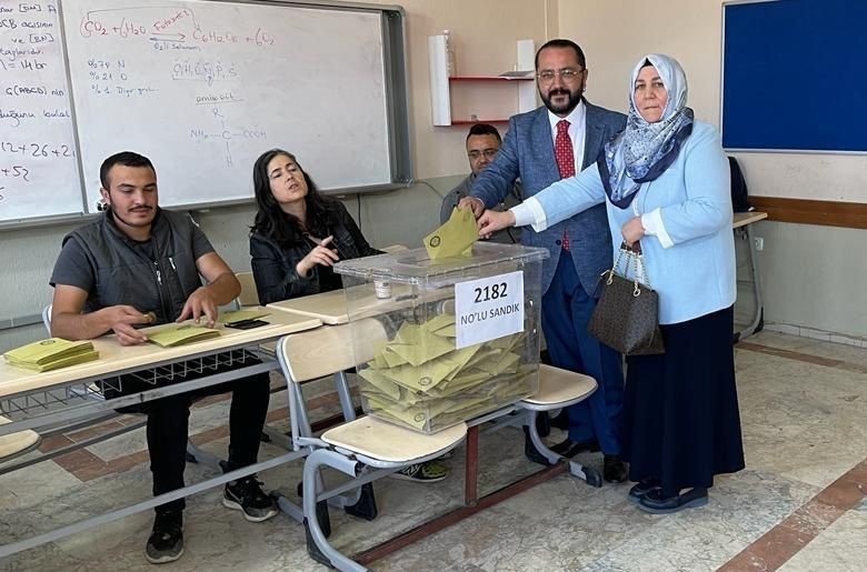 Oyunu annesiyle birlikte kullanan Başkan Yılmaz’dan demokrasi vurgusu