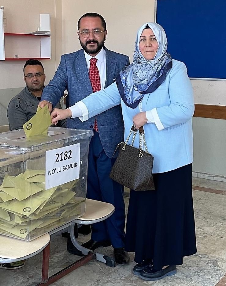 Oyunu annesiyle birlikte kullanan Başkan Yılmaz’dan demokrasi vurgusu