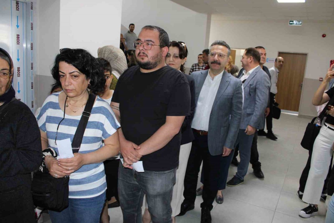 Vali Aksoy: “Halkın özgür iradesini sandıklara yansıtması demokrasimiz adına önemli”