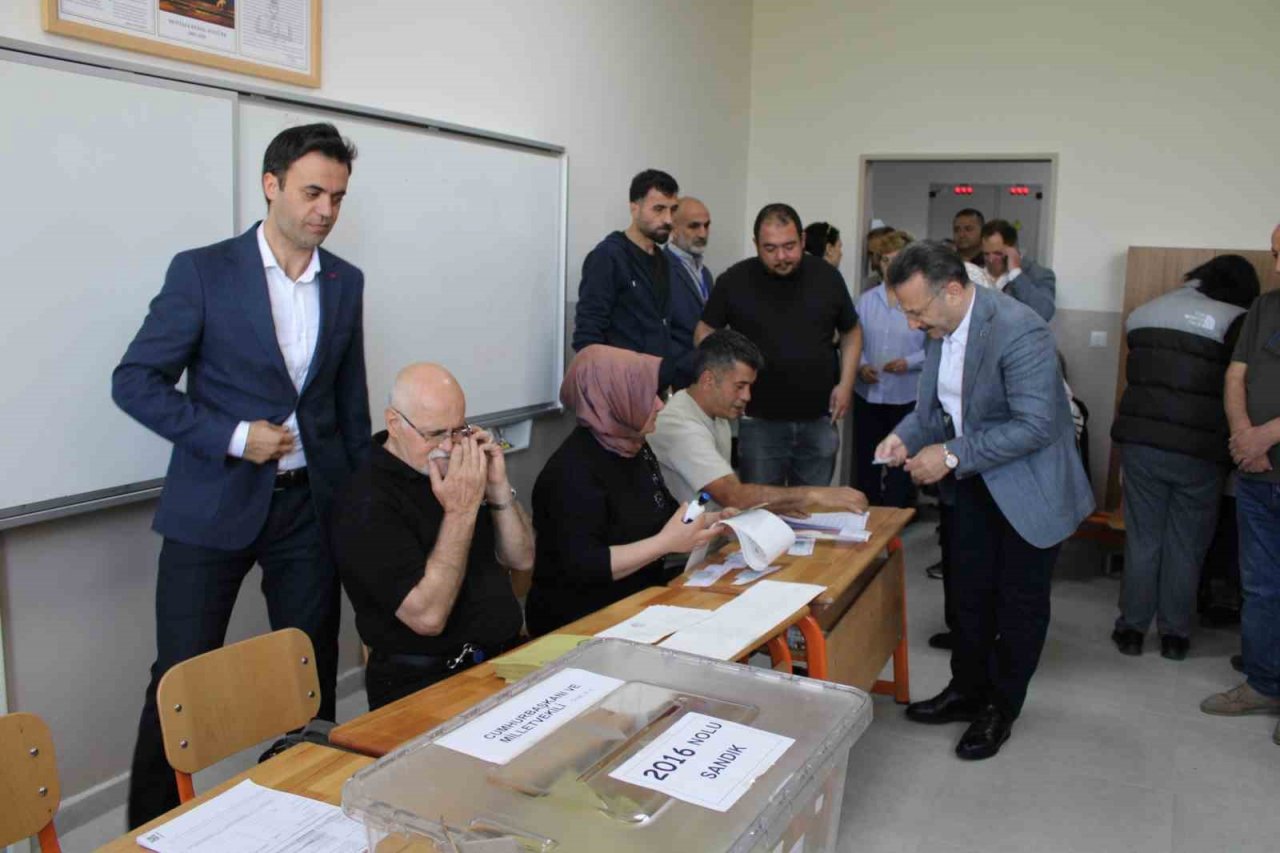 Vali Aksoy: “Halkın özgür iradesini sandıklara yansıtması demokrasimiz adına önemli”