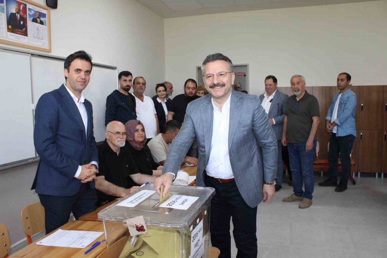 Vali Aksoy: “Halkın özgür iradesini sandıklara yansıtması demokrasimiz adına önemli”