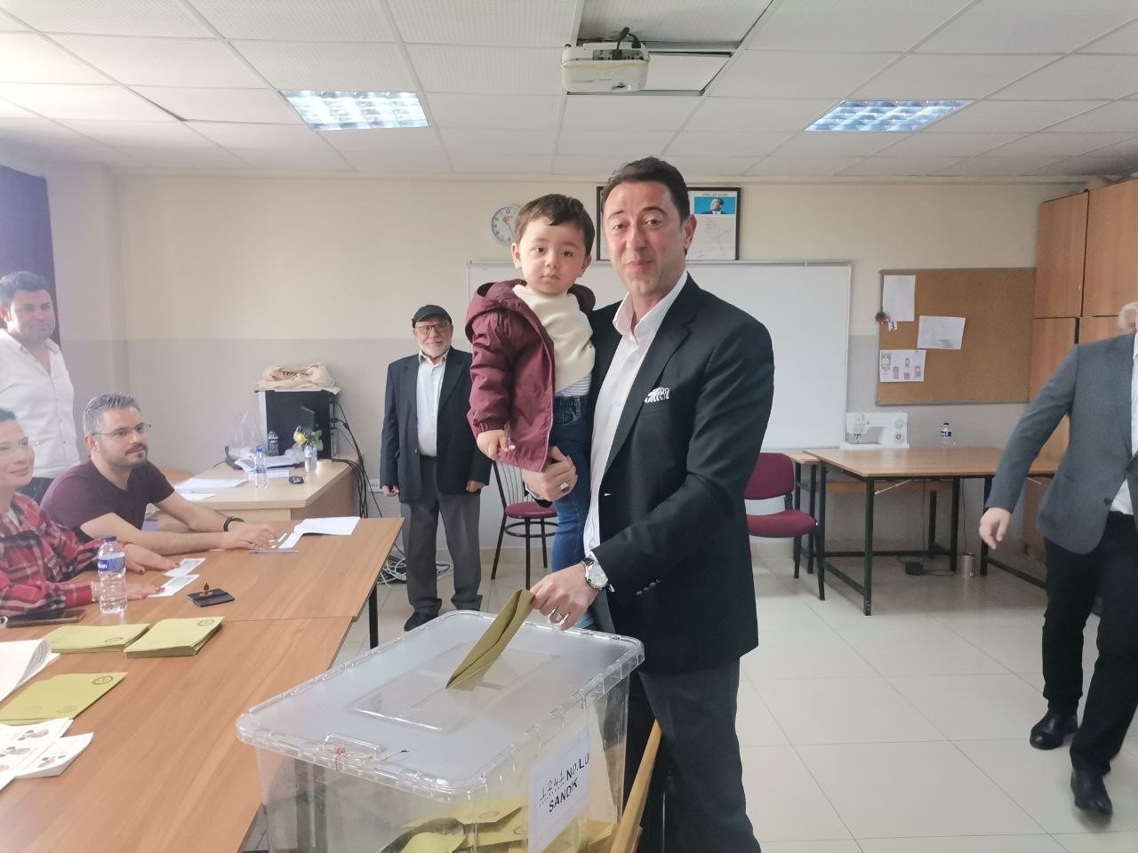 Bandırma Belediye Başkanı Tolga Tosun oyunu kullandı