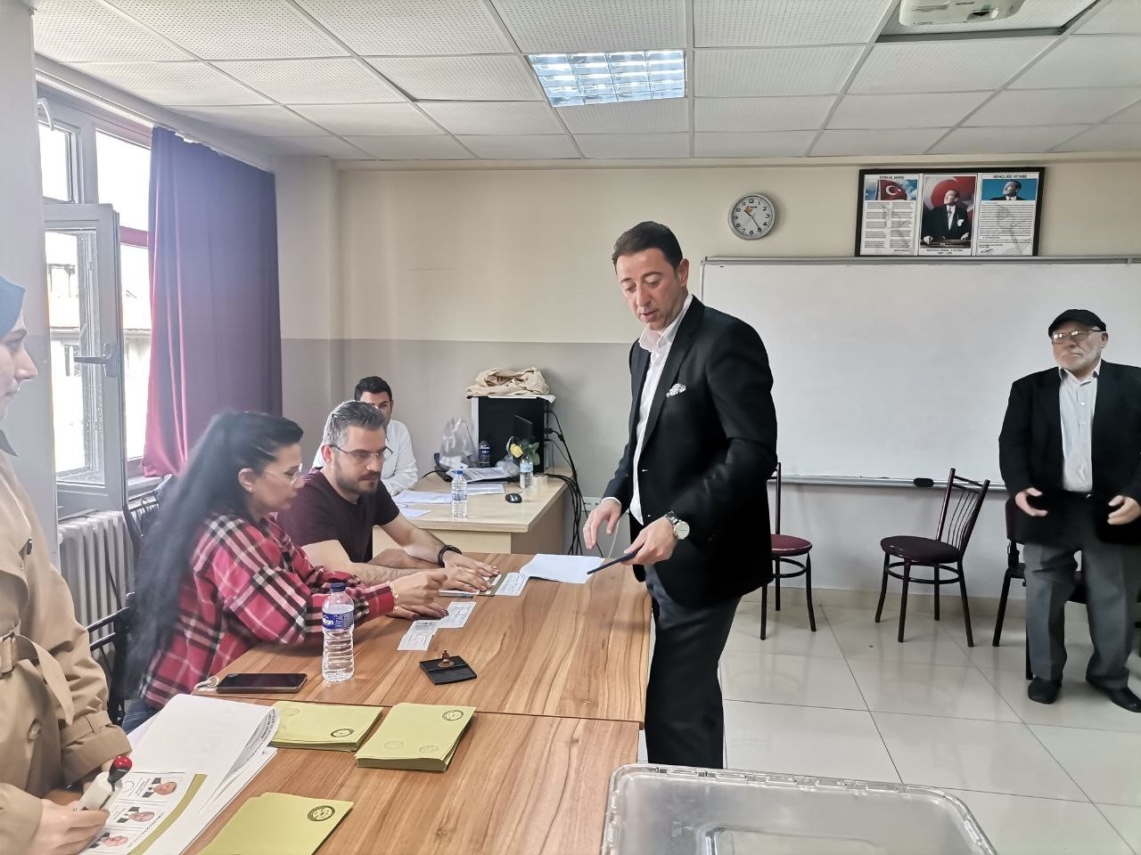 Bandırma Belediye Başkanı Tolga Tosun oyunu kullandı