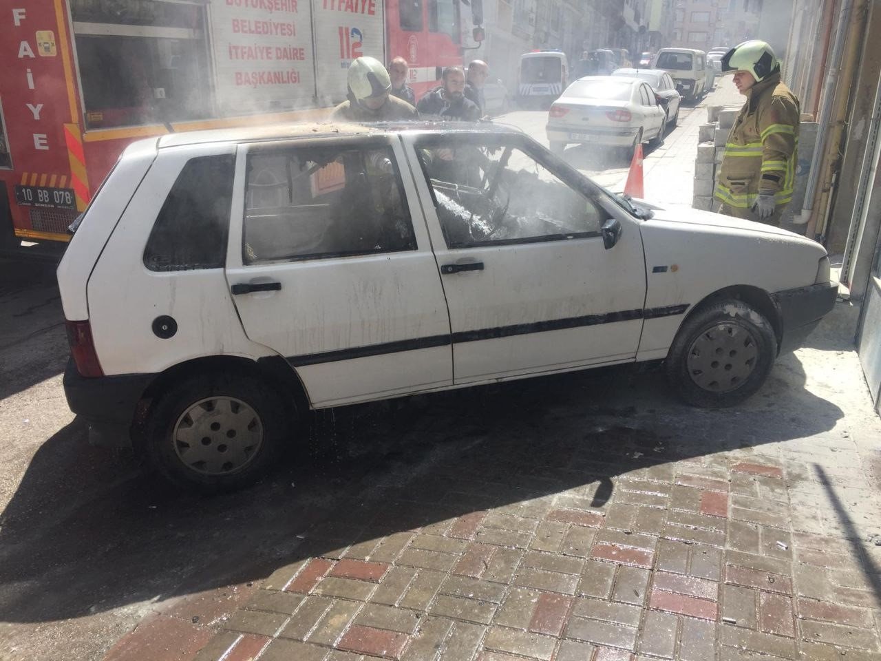 Bandırma’da park halinde araçta yangın çıktı