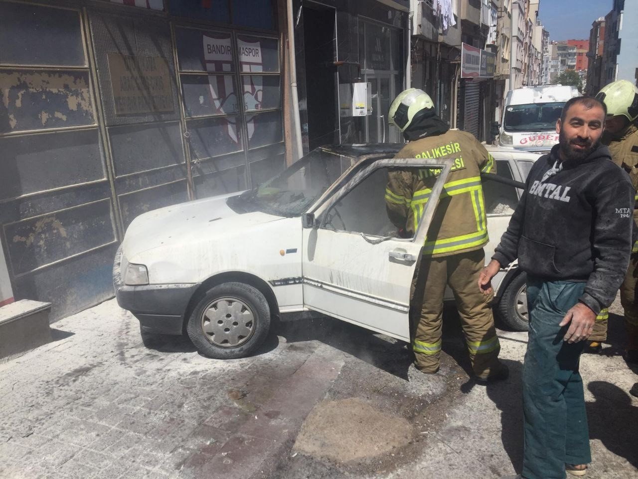 Bandırma’da park halinde araçta yangın çıktı