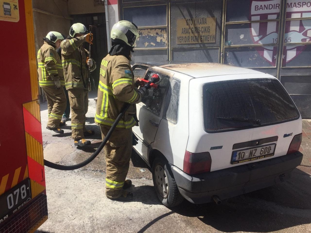 Bandırma’da park halinde araçta yangın çıktı