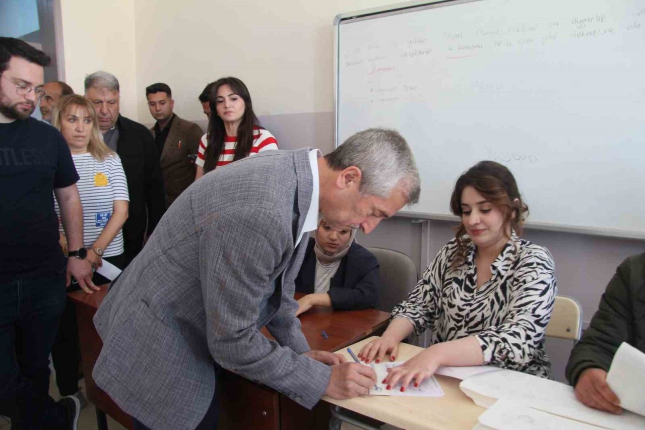 Başkan Tahmazoğlu eşiyle birlikte oyunu kullandı