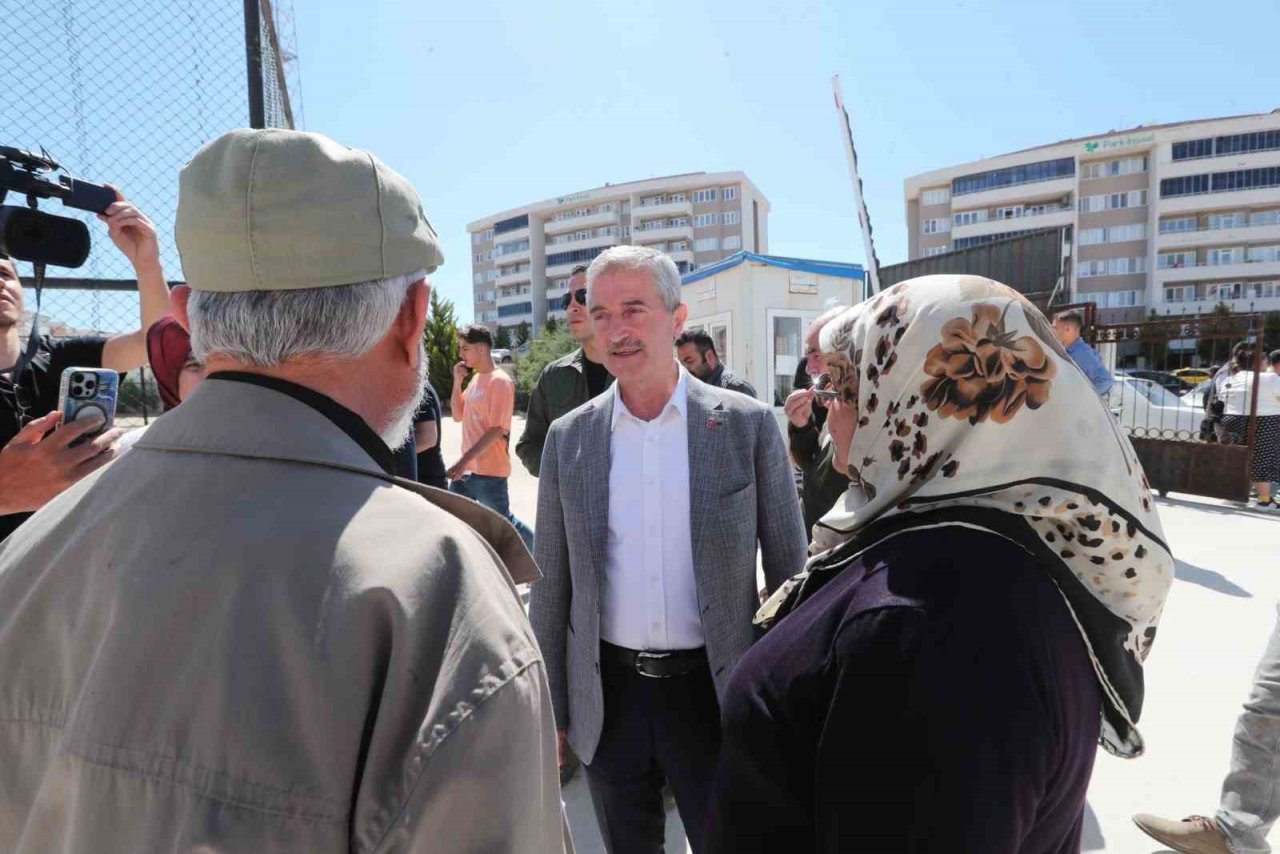 Başkan Tahmazoğlu eşiyle birlikte oyunu kullandı