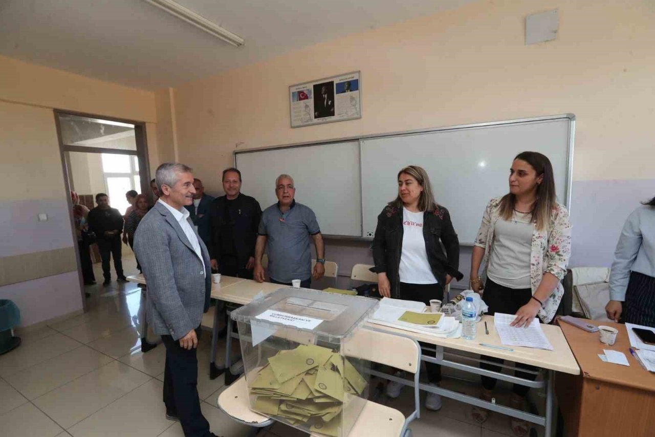 Başkan Tahmazoğlu eşiyle birlikte oyunu kullandı