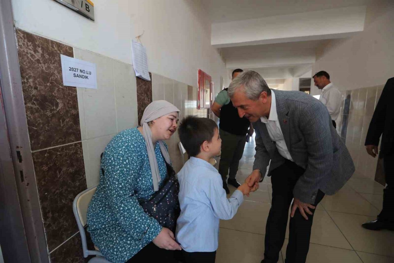 Başkan Tahmazoğlu eşiyle birlikte oyunu kullandı
