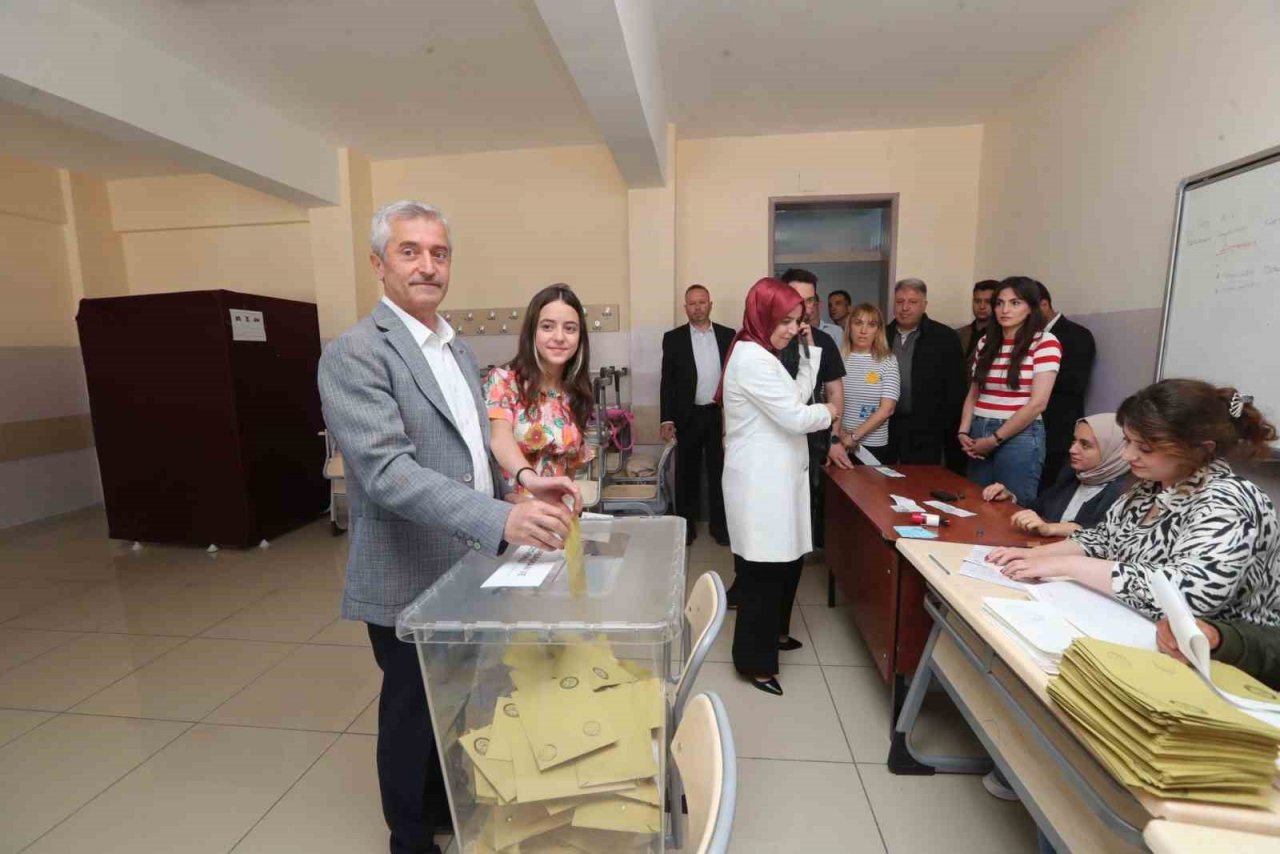 Başkan Tahmazoğlu eşiyle birlikte oyunu kullandı