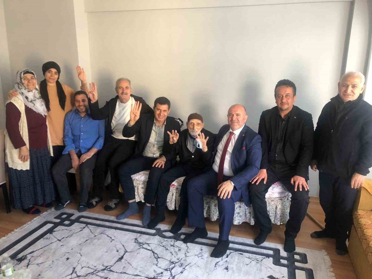 Hastanede “Oyumu vereyim de öyle öleyim” diyen 94 yaşındaki Ali dede sandığa gitti