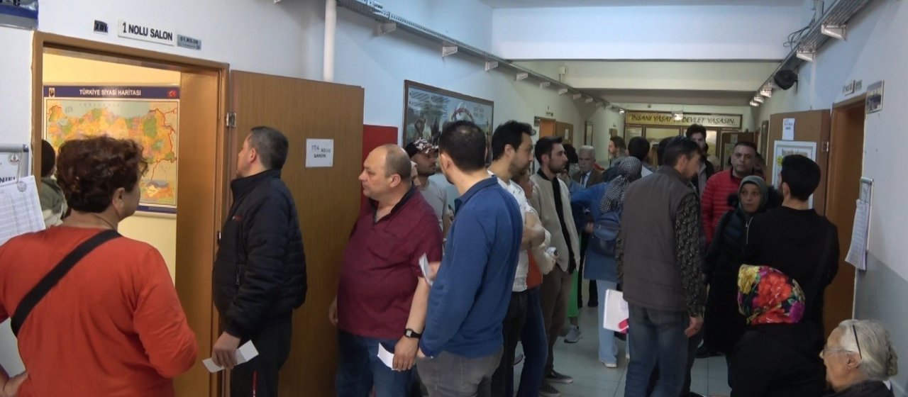 Bilecik’te seçmenler sandık başlarında uzun kuyruklar oluşturdu