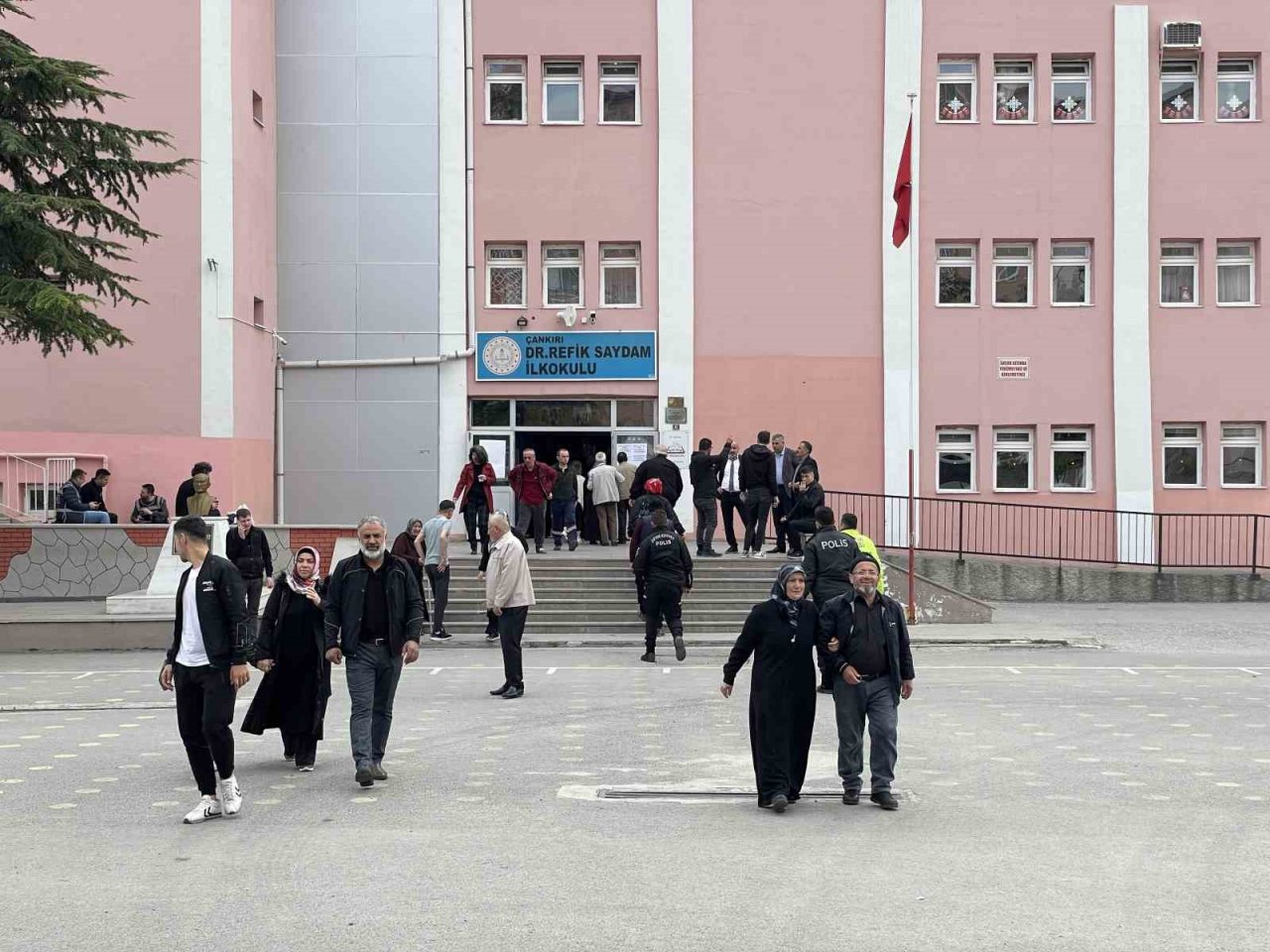 Çankırı’da vatandaşlar oy kullanmak için okulların yolunu tuttu