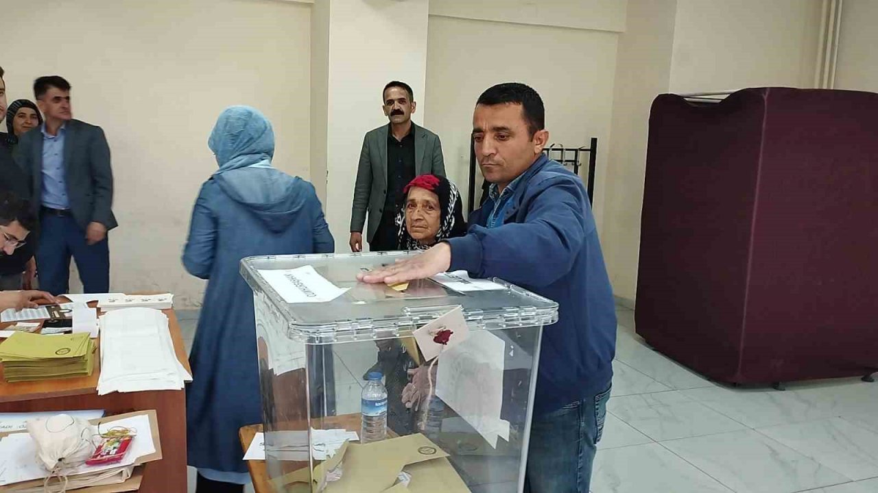 Hakkari’de oy kullanma işlemi başladı