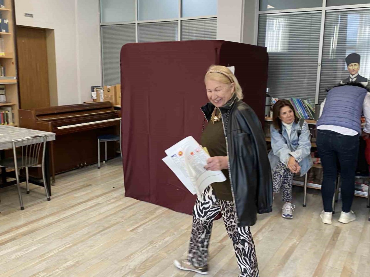 Koltuk değnekleri ile oy kullanmaya geldiler