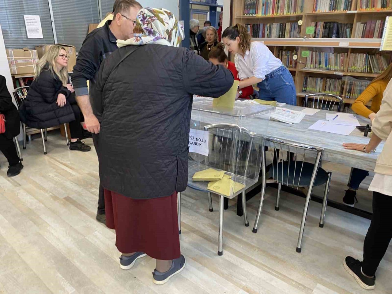 Koltuk değnekleri ile oy kullanmaya geldiler