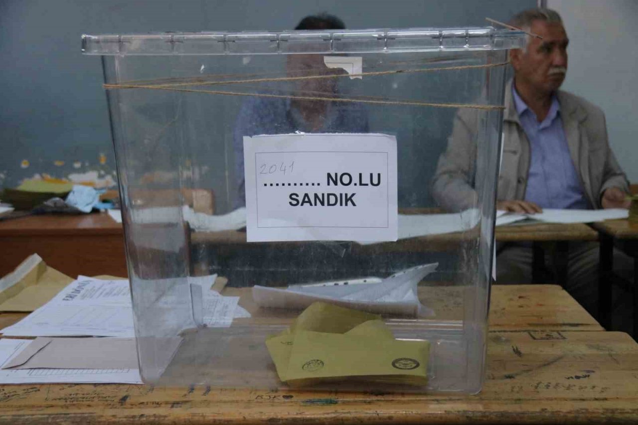 Diyarbakır’da vatandaşlar oy kullanmaya başladı