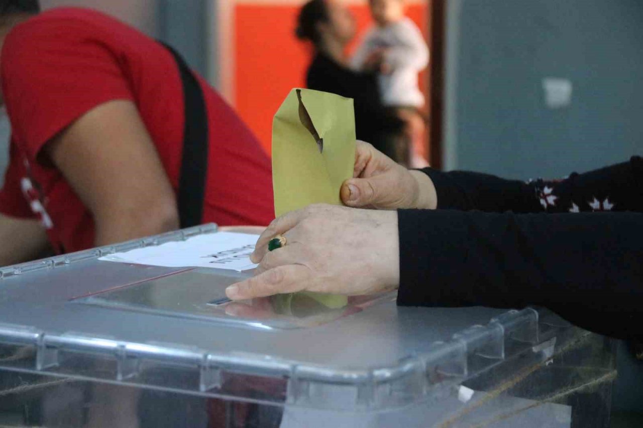 Diyarbakır’da vatandaşlar oy kullanmaya başladı