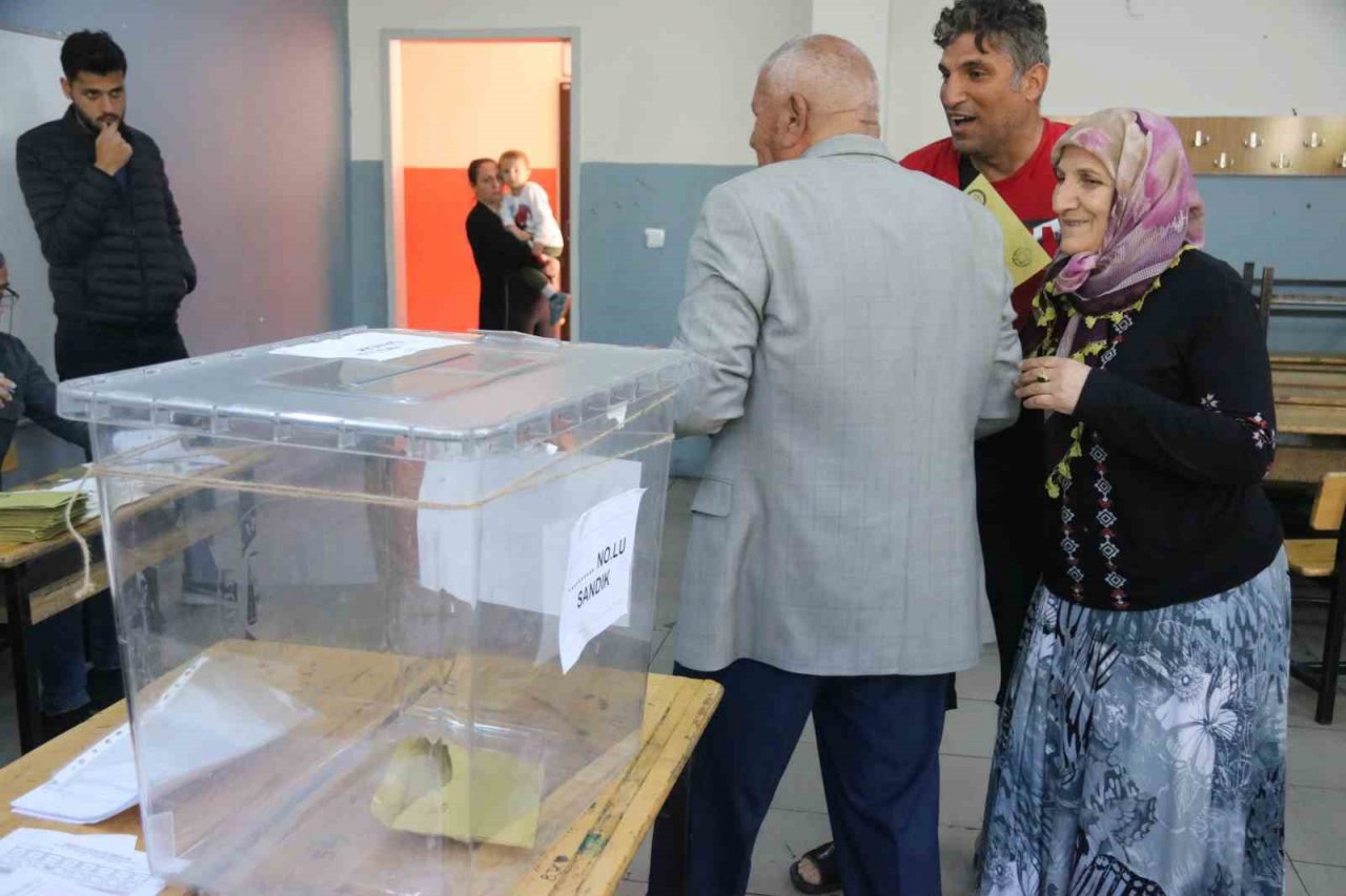 Diyarbakır’da vatandaşlar oy kullanmaya başladı