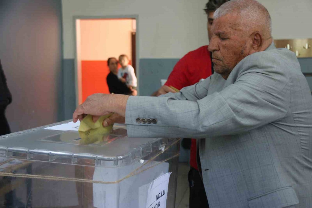Diyarbakır’da vatandaşlar oy kullanmaya başladı