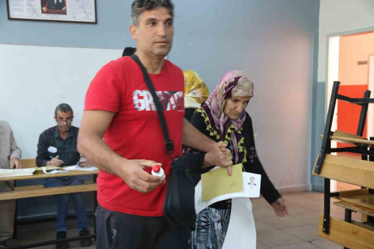 Diyarbakır’da vatandaşlar oy kullanmaya başladı